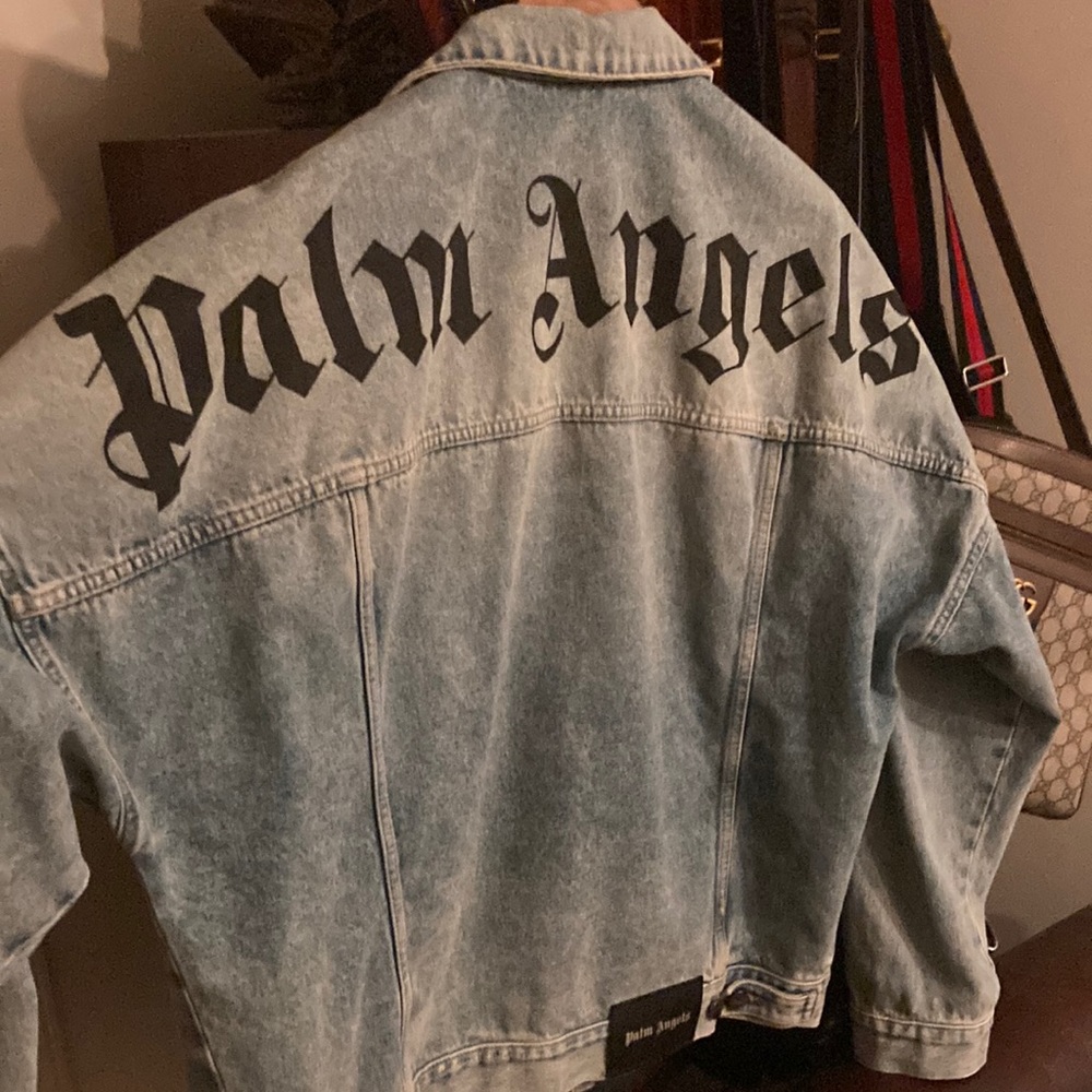 Brand New. Never Worn. Men’s XXL Palm Angels light blue denim trucker jacket.